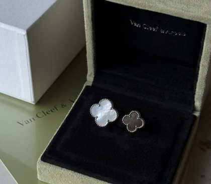 Кольцо на два пальца Van Cleef & Arpels Magic Alhambra