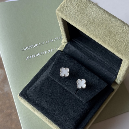 Серьги Van Cleef & Arpels Sweet Alhambra